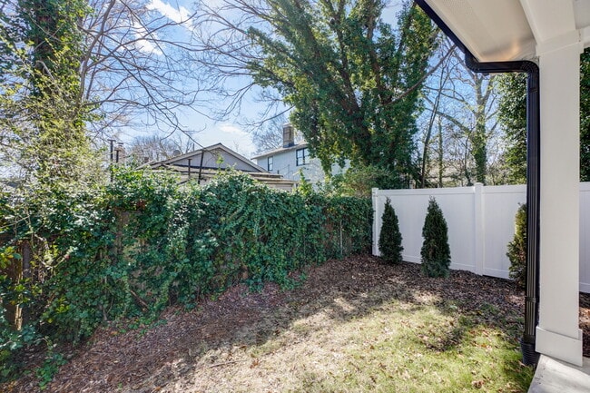 Building Photo - 1112 Pender St