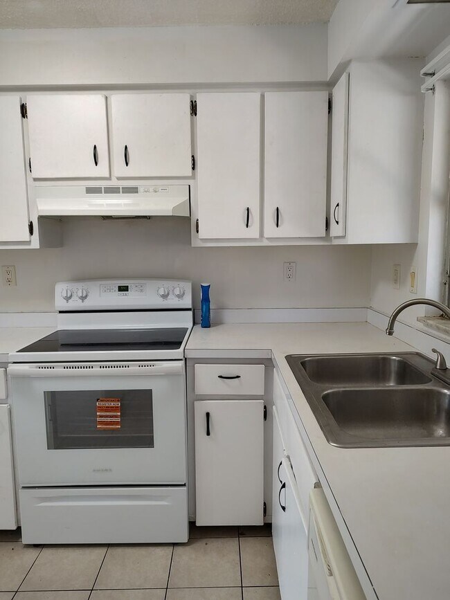 Building Photo - 2 Bedroom, 1 bath, freshly painted, new appliances