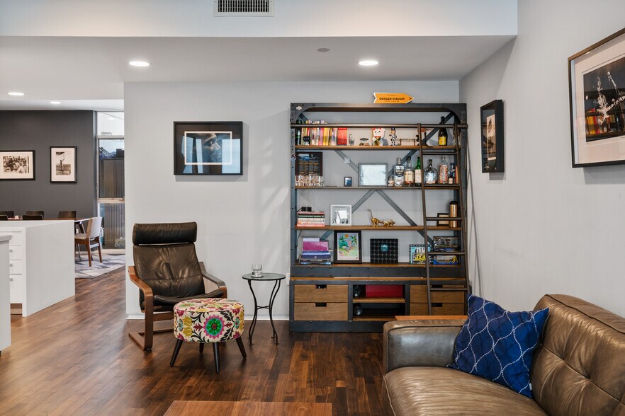 Building Photo - 825 N Kings Rd