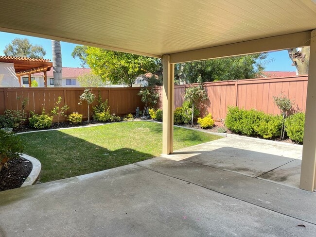Building Photo - Picture Perfect Summerhill Home!