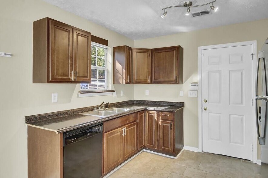 Building Photo - 40 Elisabeth Way