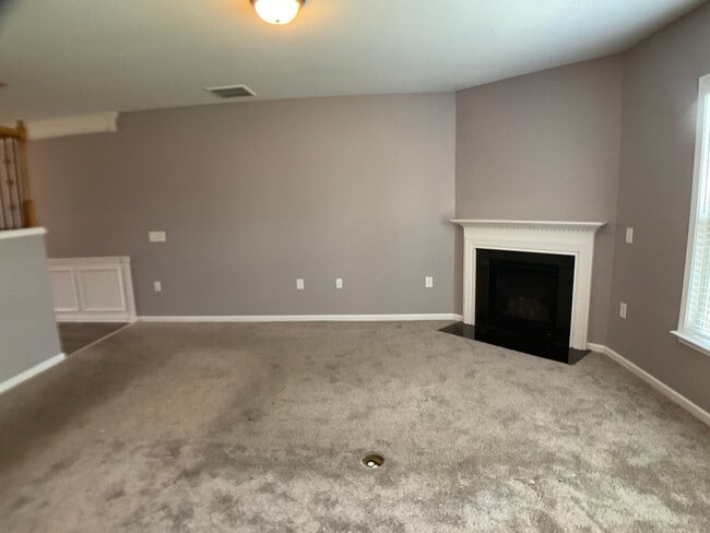 Building Photo - Gorgeous Townhome in Brier Crossings!