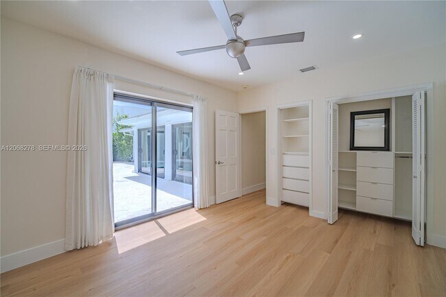Building Photo - 1825 Alamanda Dr
