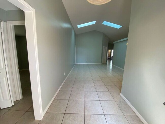 Building Photo - 4 Bedroom 2 Bath home in Winter Springs for RENT!