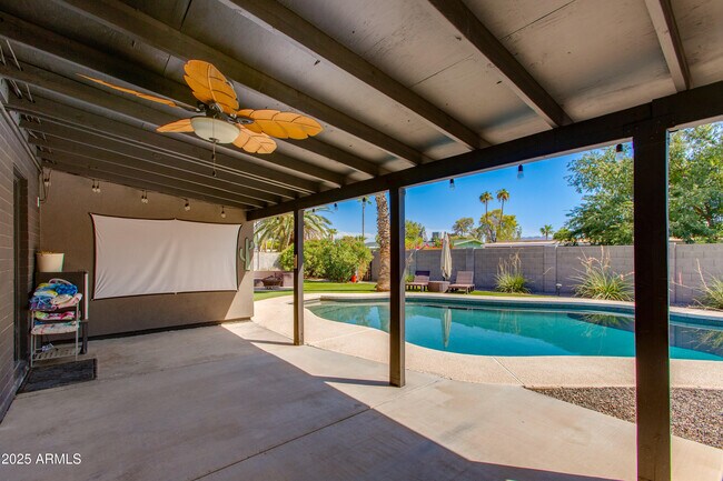 Building Photo - 3009 E Dahlia Dr