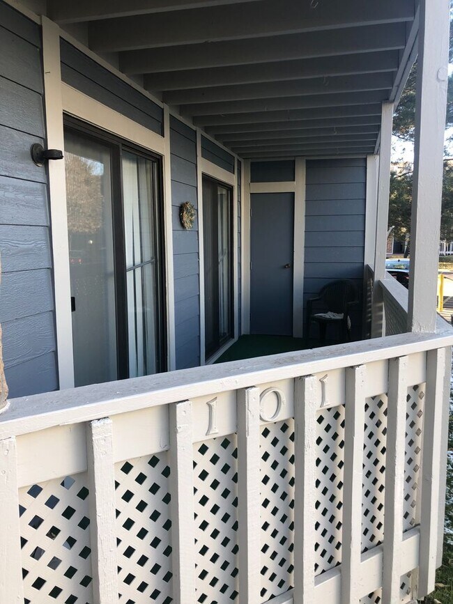 Building Photo - Spacious 2-bedroom Condo-Ground level!