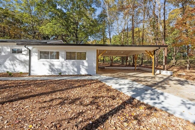 Building Photo - 8625 Cedarbrook Dr