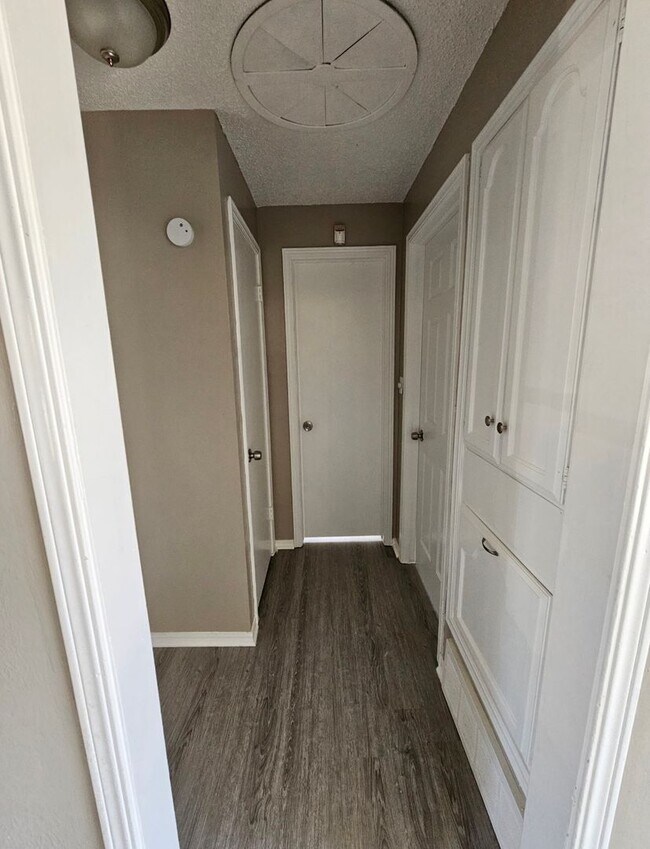Building Photo - 4 Bedroom House Available in OKC