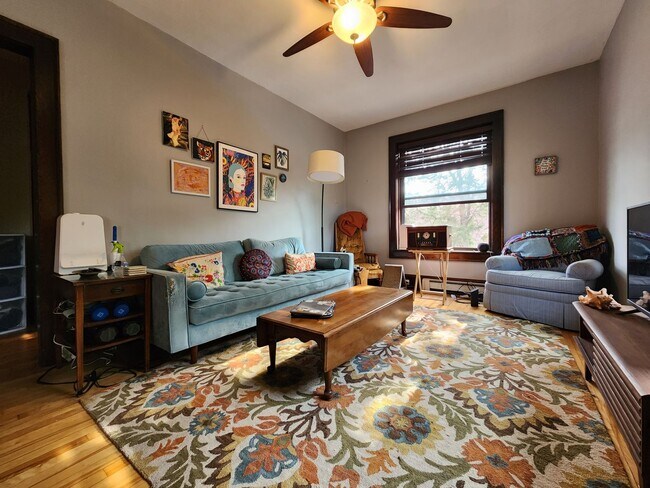 Primary Photo - 2200 Hennepin Ave S