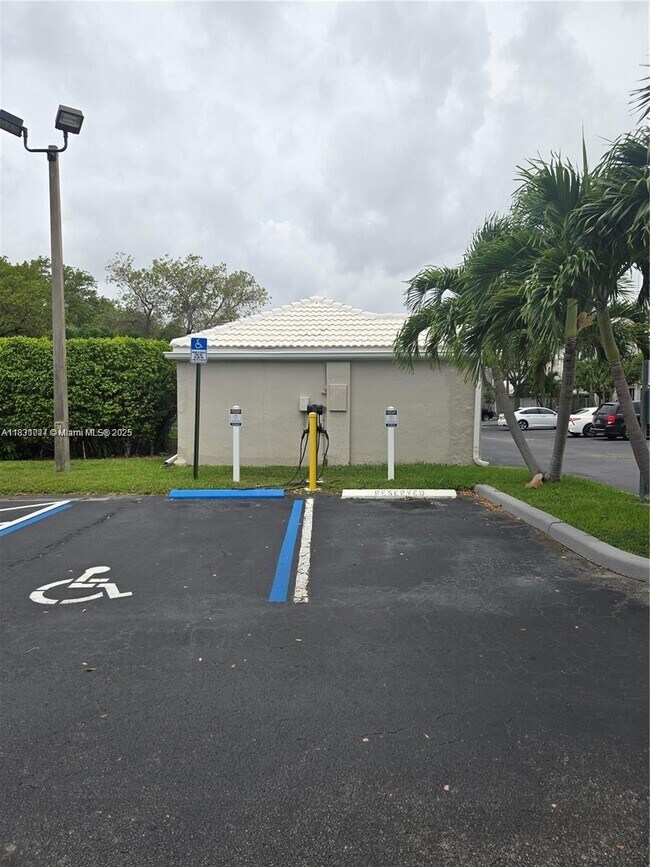 Building Photo - 2831 N Oakland Forest Dr