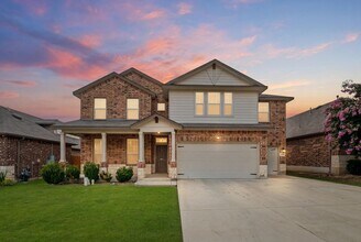 Building Photo - Spacious 6 Bedroom with Media Room!