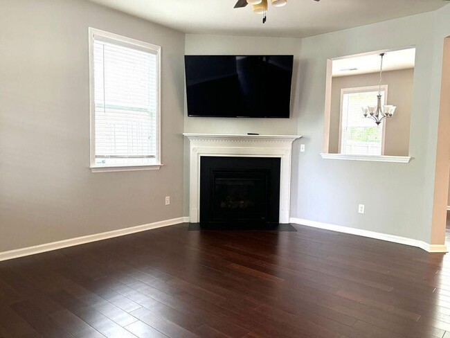 Building Photo - Available Now-Beautiful 4 BR/3BA Home