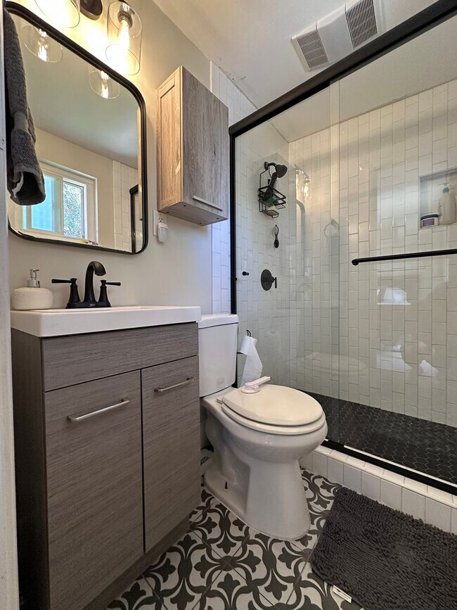 Building Photo - Open Floor Plan in this Stunning 3 bedroom 2 bath home in Imperial Beach!