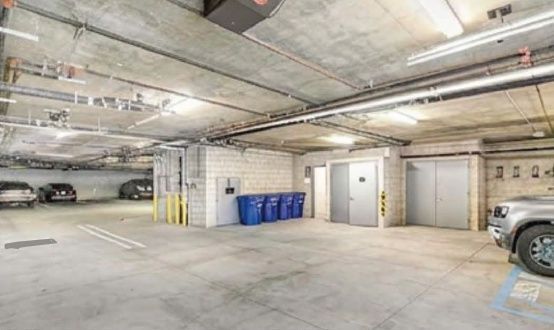Building Photo - 2000 Beachwood Dr