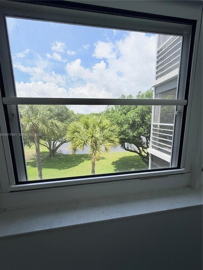 Building Photo - 4020 W Palm Aire Dr