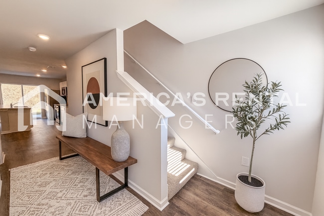 Building Photo - Stylish two level home with open concept l...