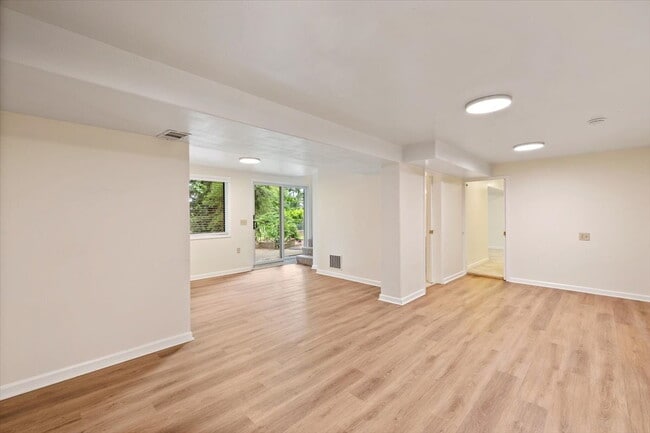 Building Photo - Spacious 3 bed 2.5 bath in Eastgate neighborhood.