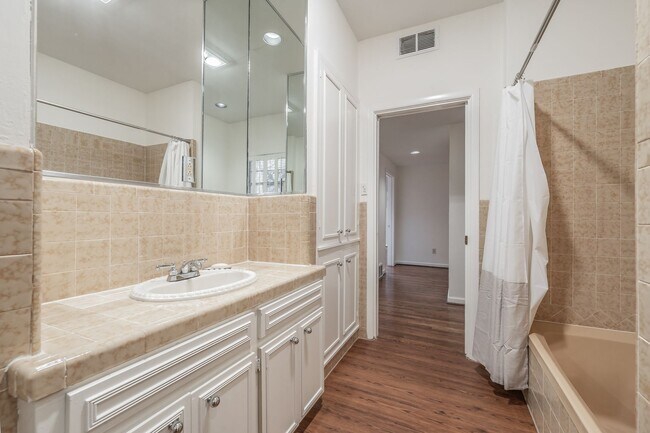 Building Photo - 2-bedroom, 2-bath condo located in the highly desirable Ridglea North neighborhood.