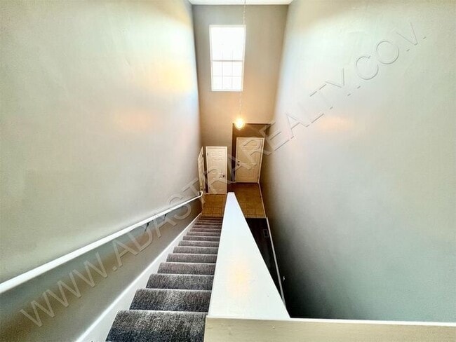 Building Photo - Beautiful and Spacious Olathe West Townhom...