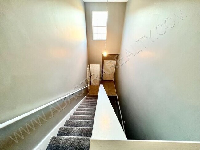 Building Photo - Beautiful and Spacious Olathe West Townhome-Available NOW!!