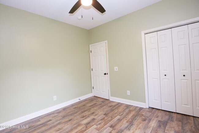 Building Photo - 102 Willow Creek Ln