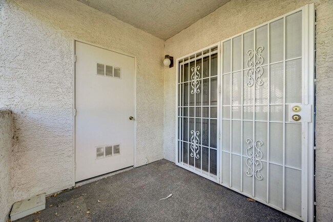 Building Photo - Move-In Ready Condo Near Summerlin!