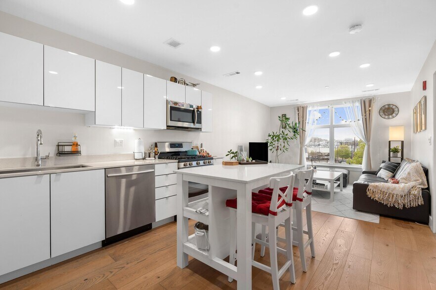 Building Photo - 248 Meridian St