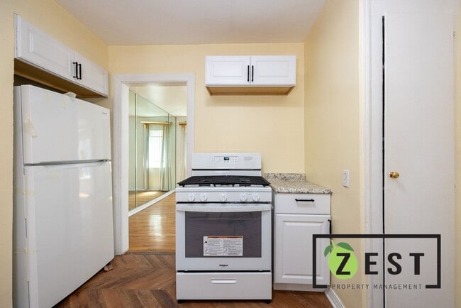 Building Photo - ***OPEN HOUSE SAT. OCT. 11TH 2025 10-10:30AM*** Spacious Upper Flat with Bonus Room, Garage, and ...