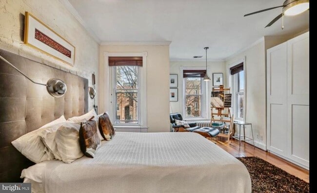 Building Photo - 726 3rd St NE