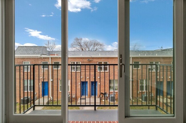 Building Photo - Lovely LeDroit Park Unit with High Ceiling...