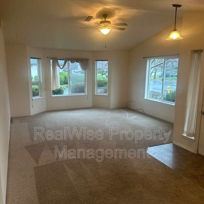 Building Photo - 1223 SW Sun Glo Dr