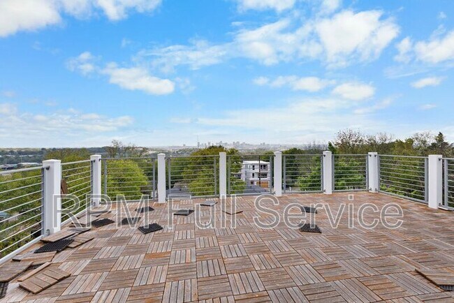 Building Photo - 1241 N Avondale Cir