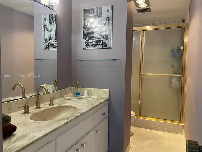 Building Photo - 4200 Hillcrest Dr