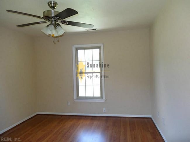 Building Photo - WOW!! Single level townhouse