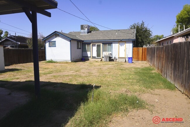 Building Photo - Newly Remodeled in Oildale Area