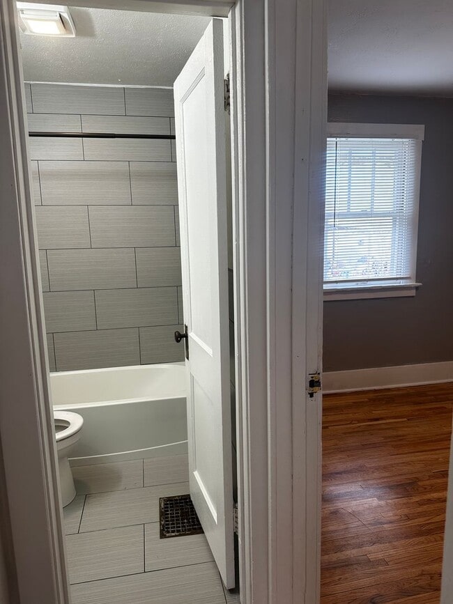 Building Photo - HALF OFF FEBRUARY: Adorable 4 Bedroom UTLITIES INCLUDED!