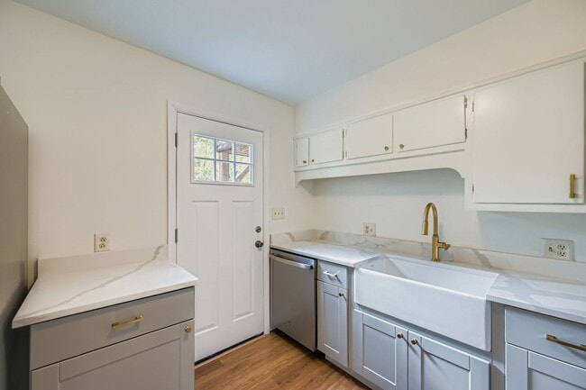 Building Photo - 4660 Sioux Dr