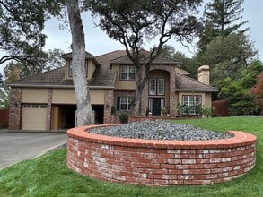 Building Photo - 740 Oak Crest Cir