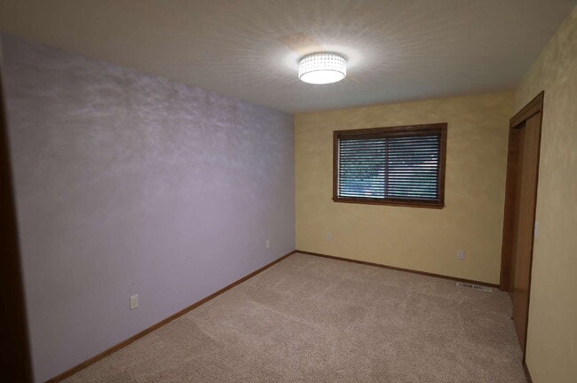 Building Photo - Single level, 3+ bed 3 bath, 2,932 sf home on 1.23 acres in Sequim