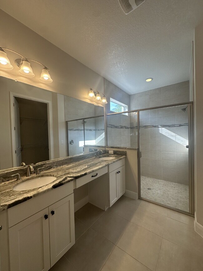 Building Photo - 3 bedroom, 2 bathroom in desirable Loren Cove