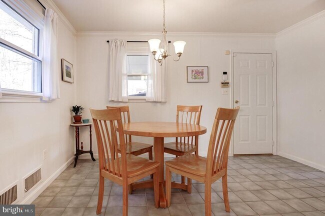 Building Photo - 8805 Honeybee Ln