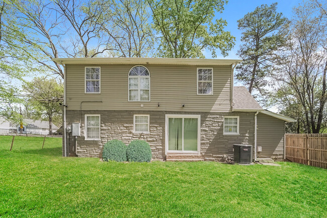 Building Photo - Adorable Home in great location