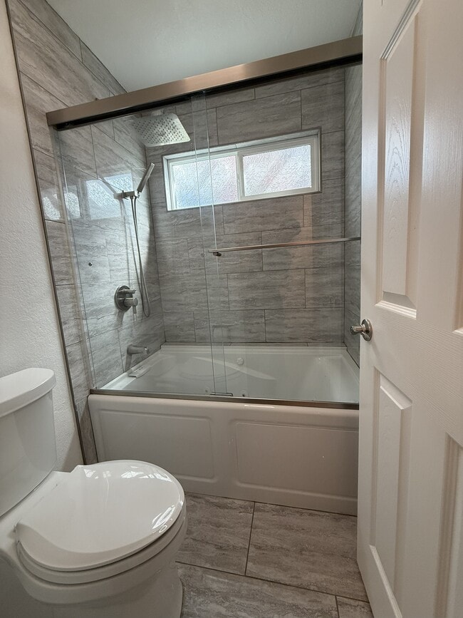 Building Photo - 328 Flaming Oak Dr
