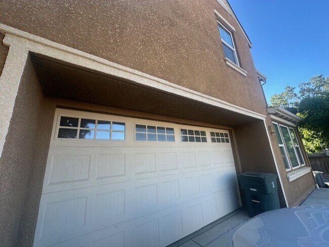 Building Photo - Beautiful Newer Home, Very Clean- Move In ...