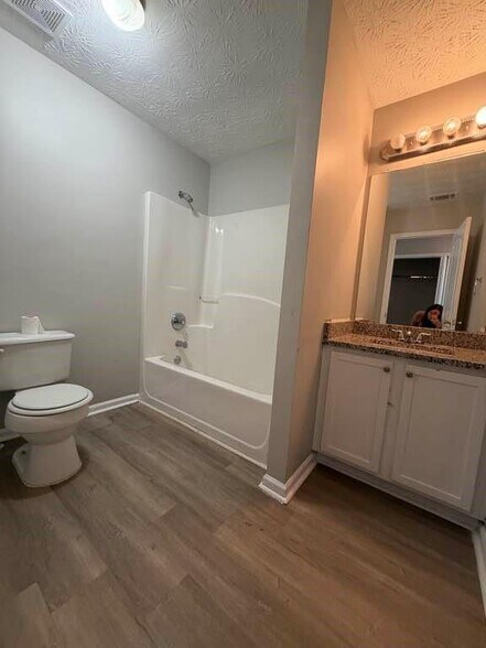secondary bathroom - 753 Georgetown Ct