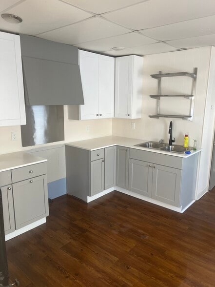 Building Photo - 613 E 3rd St