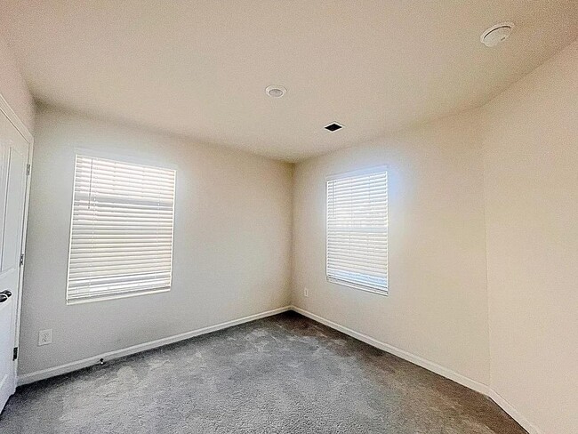 Building Photo - 922 Powder Crk Dr