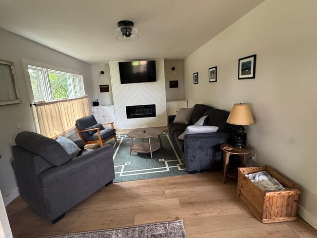 Building Photo - 4 Bedroom Updated Acreage