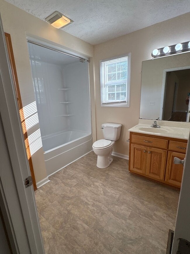 Building Photo - 3 Bedroom Home with Large Back Yard and Deck.