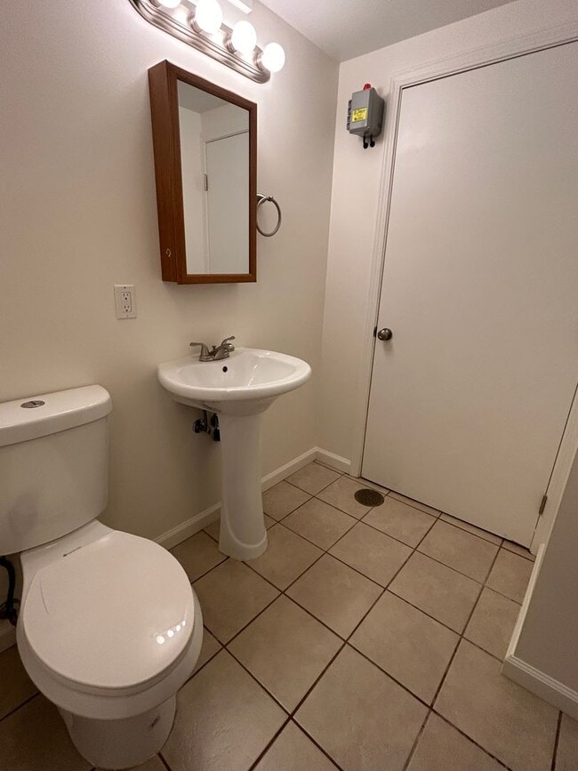 Building Photo - Split ACs! 3 Bathrooms! Indoor Laundry!